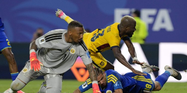 Eloy Room parou Enner Valencia em Curaçao x Equador — Foto: AFP