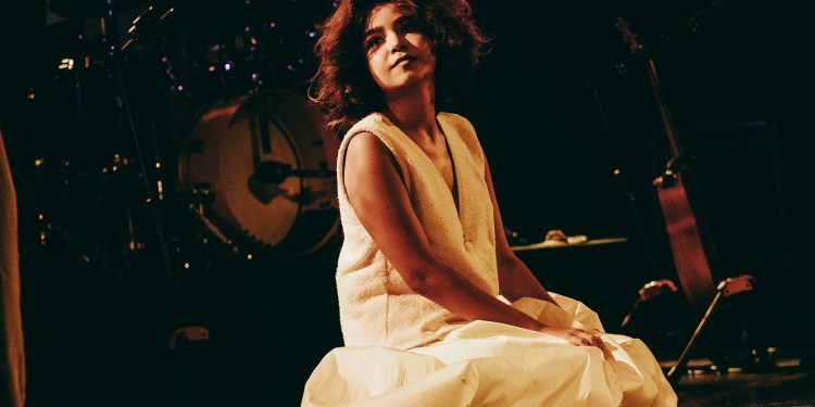 Conheça Mari Froes, cantora goiana que lota shows na Europa e que vem ao Brasil no fim do ano