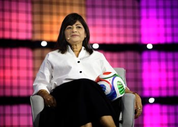 Gal Barradas, diretora executiva de Marketing e Receita da Copa do Mundo Feminina de 2027, fala no último painel do Web Summit Rio 2026 — Foto: Lucas Tavares/Especial para O Globo