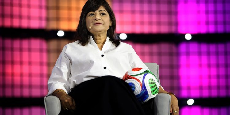 Gal Barradas, diretora executiva de Marketing e Receita da Copa do Mundo Feminina de 2027, fala no último painel do Web Summit Rio 2026 — Foto: Lucas Tavares/Especial para O Globo