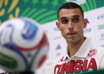 Ellyes Skhiri é o capitão da Tunísia, que vai disputar o jogo 1.000 da Copa do Mundo — Foto: Julio Cesar AGUILAR / AFP