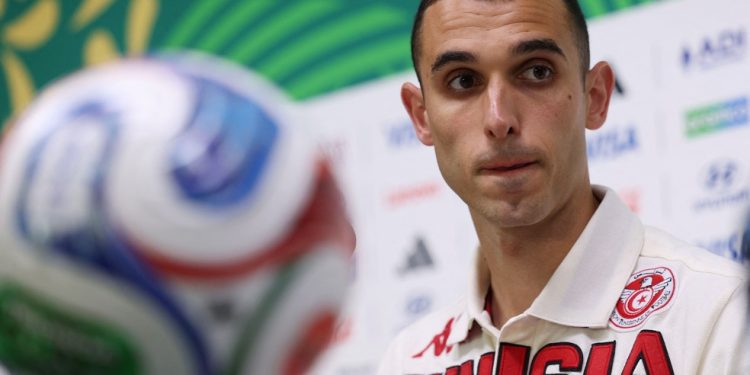 Ellyes Skhiri é o capitão da Tunísia, que vai disputar o jogo 1.000 da Copa do Mundo — Foto: Julio Cesar AGUILAR / AFP
