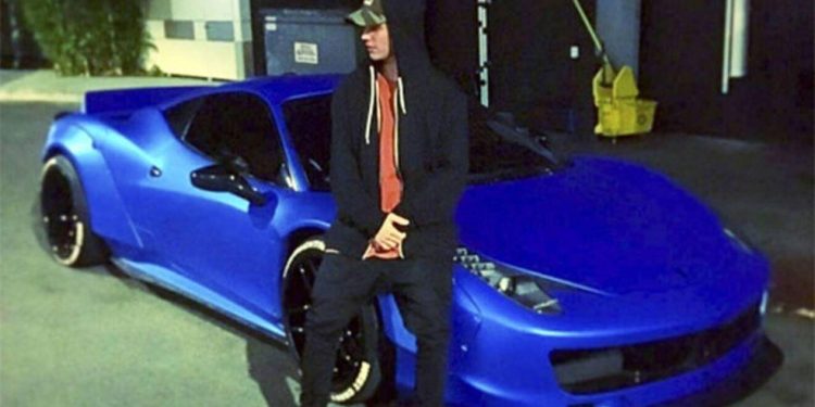 Justin Bieber pintou Ferrari em cor azul; fato não agradou a empresa italiana — Foto: Reprodução/Instagram