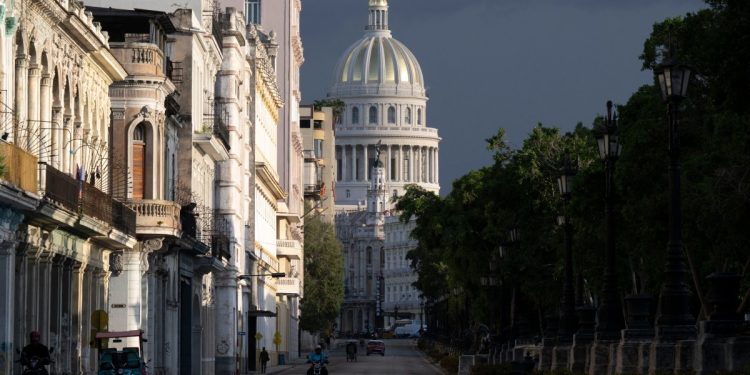 Cuba anuncia ampliação das atividades de empresas privadas na ilha para enfrentar crise econômica