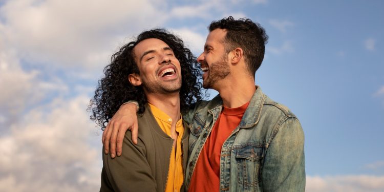 Dá certo mesmo? Mais de 70% dos brasileiros já viveram 'amizade colorida', aponta pesquisa
