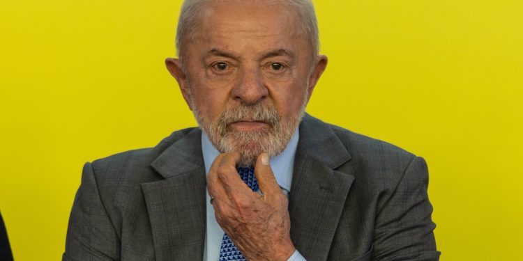 Datafolha: Avaliação negativa do governo Lula permanece em 38%, contra 32% que o classificam positivamente
