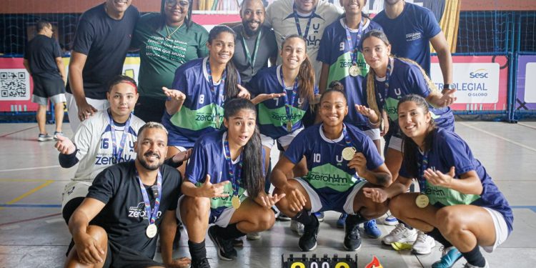 O Zerohum brincou com o placar de 3 a 0 que garantiu o título do sub-18 feminino — Foto: Lana Costa