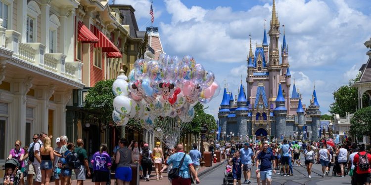 O castelo da Cinderella, visto a partir da Main Street, no Magic Kingdom, um dos parques temáticos do Walt Disney World, em Orlando — Foto: Todd Anderson/The New York Times