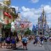 O castelo da Cinderella, visto a partir da Main Street, no Magic Kingdom, um dos parques temáticos do Walt Disney World, em Orlando — Foto: Todd Anderson/The New York Times