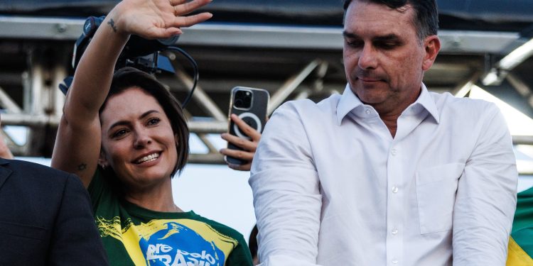 Distante de Flávio, Michelle Bolsonaro vive relação de atritos com campanha presidencial do PL; relembre