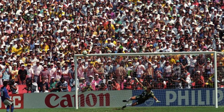 Obsoleto, o Rose Bowl reuniu 94.194 pessoas na final de 1994, vencida pelo Brasil com pênalti perdido de Baggio, da Itália — Foto: aníbal philot/ 17-07-1994