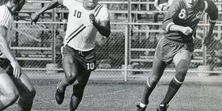 Eusébio jogando na NASL — Foto: Arquivo/Fifa