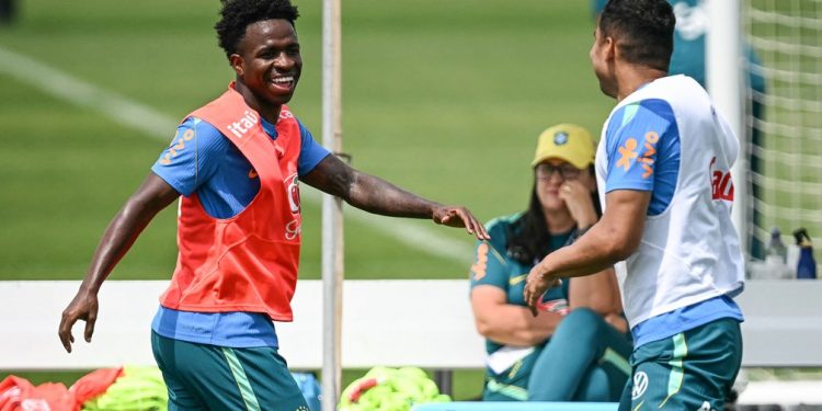 Vini Jr. com Casemiro em treino da seleção brasileira — Foto: MAURO PIMENTEL / AFP