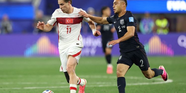 Jogadores de Estados Unidos e Turquia em partida pela Copa do Mundo — Foto: Emilee Chinn/Getty Images/AFP