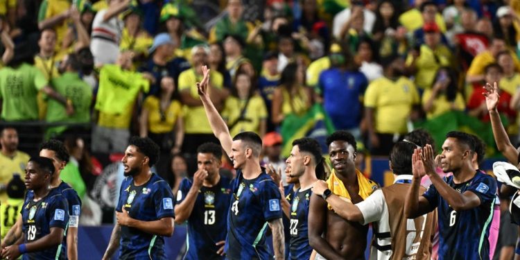 Jogadores da seleção brasileira comemoram vitória por 3 a 0 sobre o Haiti, nesta sexta-feira (19) — Foto: Jewel SAMAD / AFP