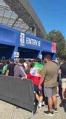 Iranianos vão ao estádio com bandeira rejeitada pelo regime e vetada pela Fifa