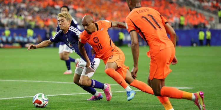 Jogadores da Holanda e do Japão em duelo pelo primeiro jogo das seleções na Copa do Mundo de 2026 — Foto: Getty Images via AFP