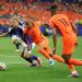 Jogadores da Holanda e do Japão em duelo pelo primeiro jogo das seleções na Copa do Mundo de 2026 — Foto: Getty Images via AFP