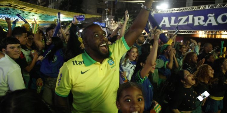 Raphael Silva comemorou a entrada de Neymar ao lado da filha — Foto: Guito Moreto