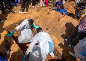 Equipe funerária do Ebola é atacada no Congo, e 11 pacientes fogem de unidades de isolamento