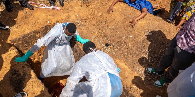 Equipe funerária do Ebola é atacada no Congo, e 11 pacientes fogem de unidades de isolamento