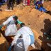 Equipe funerária do Ebola é atacada no Congo, e 11 pacientes fogem de unidades de isolamento