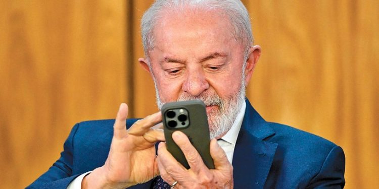 Equipe, memes e resposta a Flávio: entenda a queda de braço pela estratégia digital na pré-campanha de Lula