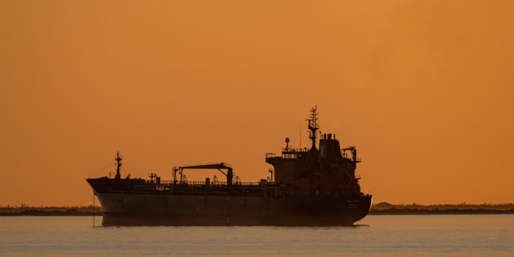 Estreito de Ormuz: o que se sabe sobre a reabertura da principal rota de escoamento de petróleo do mundo