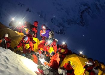 Foto irada em 19 de maio de 2026 mostra montanhistas deixando o Acampamento 3 para continuar a subida ao cume do Monte Everest, no Nepal. — Foto: AFP