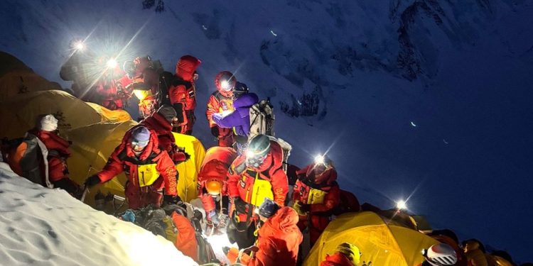 Foto irada em 19 de maio de 2026 mostra montanhistas deixando o Acampamento 3 para continuar a subida ao cume do Monte Everest, no Nepal. — Foto: AFP