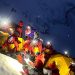 Foto irada em 19 de maio de 2026 mostra montanhistas deixando o Acampamento 3 para continuar a subida ao cume do Monte Everest, no Nepal. — Foto: AFP