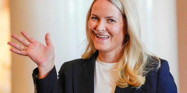 Princesa consorte Mette-Marit da Noruega surge com cateter nasal de oxigênio em evento público — Foto: AFP