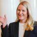 Princesa consorte Mette-Marit da Noruega surge com cateter nasal de oxigênio em evento público — Foto: AFP