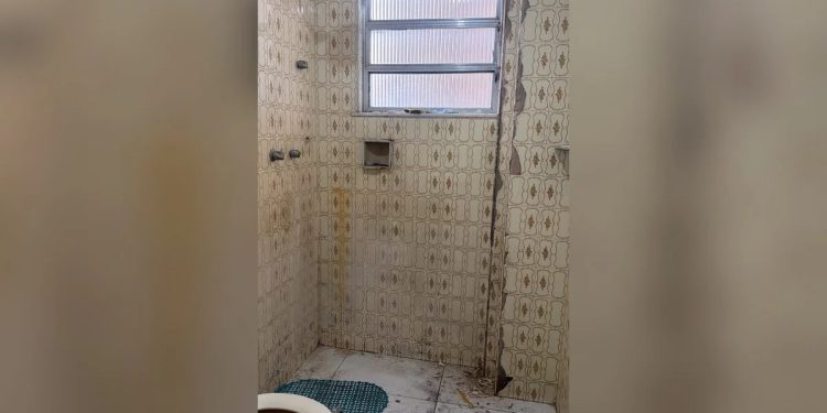 Filho é preso após polícia encontrar mãe paralítica em quarto sujo e sem alimentos no Rio