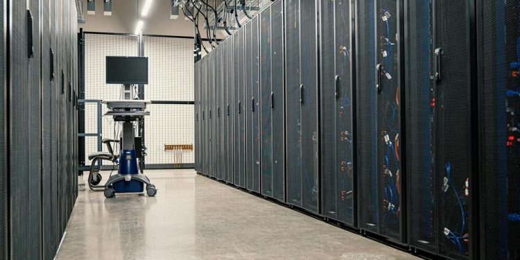 Ganhos das big techs com IA começam a superar os bilhões investidos em data centers: é o fim do temor de uma bolha?