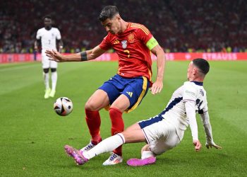 Morata e Foden disputam bola na final da Eurocopa — Foto: Kirill KUDRYAVTSEV / AFP