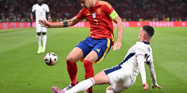 Morata e Foden disputam bola na final da Eurocopa — Foto: Kirill KUDRYAVTSEV / AFP