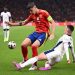 Morata e Foden disputam bola na final da Eurocopa — Foto: Kirill KUDRYAVTSEV / AFP