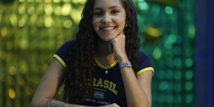 Alice Fernandes, de 23 anos, vive a expectativa de ver a seleção brasileira campeã da Copa pela primeira vez — Foto: Domingos Peixoto / Agência O Globo
