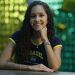 Alice Fernandes, de 23 anos, vive a expectativa de ver a seleção brasileira campeã da Copa pela primeira vez — Foto: Domingos Peixoto / Agência O Globo