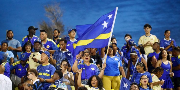 Torcida de Curaçao apoiou a seleção estreante em Copas, mas a equipe não resistiu à Alemanha, que aplicou sete gols no estádio de Houston no último domingo — Foto: AFP