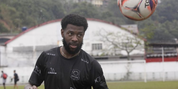Jean Filder em treino do Pérolas Negras — Foto: Custodio Coimbra/O Globo