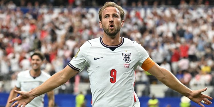 Harry Kane marcou duas vezes na estreia — Foto: Paul ELLIS / AFP