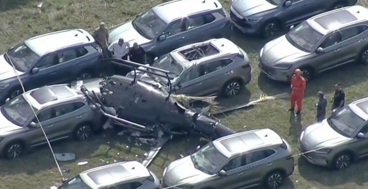 Helicópteros caem e atingem carros em pátio no Recreio dos Bandeirantes; seis pessoas morreram