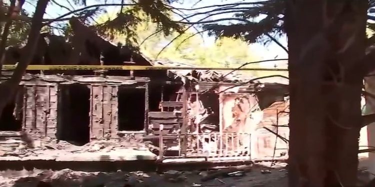 Casa da família ficou destruída por incêndio ap´ós adolescente atear fogo para fugir de anos de abuso praticado pelo pai, William Linn McCue, nos Estados Unidos — Foto: Reprodução / Fox News