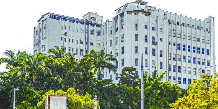 Hospital dos Servidores: nova gestão encontra fichas de papel e poucos computadores