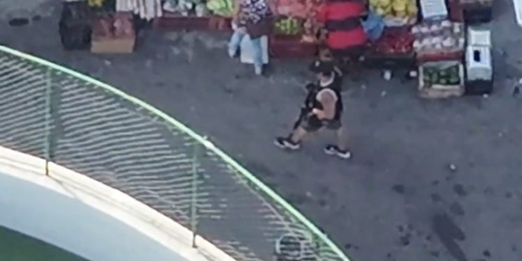 Imagens captadas pela polícia mostram bandidos armados com fuzis circulando entre moradores no Dona Marta; veja vídeo