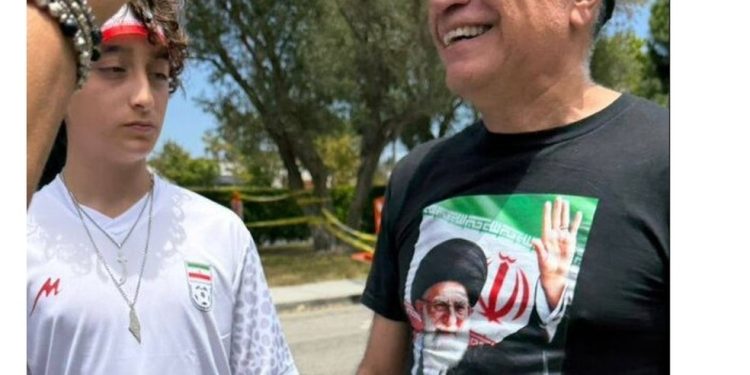 Imagem divulgada pela agência estatal IRNA mostra torcedor com camisa em homenagem ao aiatóla Khamenei antes de Irã x Nova Zelândia, pela Copa do Mundo de 2026 — Foto: Reprodução/Internet