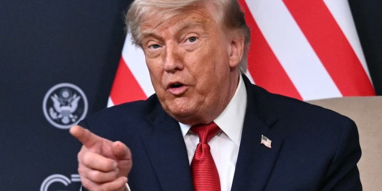 O presidente dos EUA, Donald Trump, fala durante uma reunião bilateral com o presidente do Egito à margem da cúpula do G7, em Evian, leste da França, em 17 de junho de 2026 — Foto: MANDEL NGAN / AFP