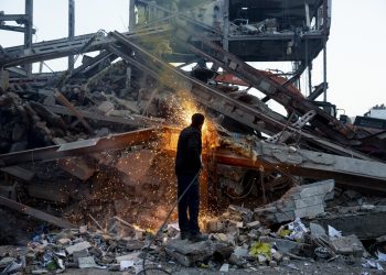 Irã diz ter atacado alvos ligados aos EUA após bombardeios e Bahrein denuncia ofensiva com drones